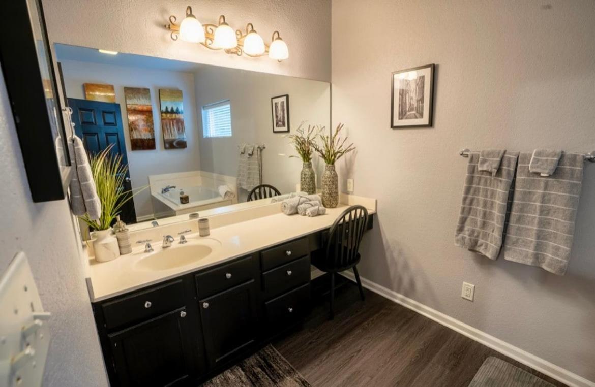 Brooklynn'S Bay, Elegant Lakefront Condo Retreat Hot Springs Exterior photo